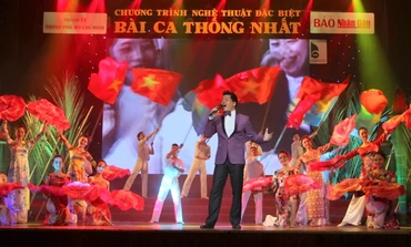 Một tiết mục văn nghệ trong chương trình nghệ thuật "Bài ca thống nhất". Ảnh: QUANG QUÝ