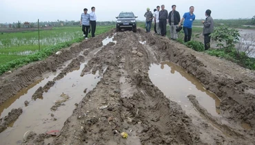 Xe bảy chỗ cũng không thể vượt qua đoạn đê này.