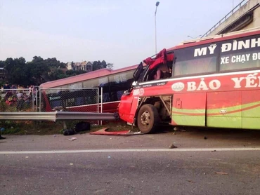 Hiện trường vụ tai nạn giao thông đặc biệt nghiêm trọng trên đường cao tốc Nội Bài - Lào Cai ngày 21-12-2015.