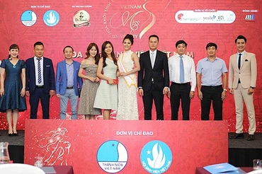 Các thành viên Ban Tổ chức chụp ảnh lưu niệm tại buổi họp báo.