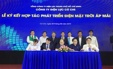 Đại diện các đơn vị, doanh nghiệp ký kết hoạt động xúc tiến phát triển điện mặt trời áp mái.