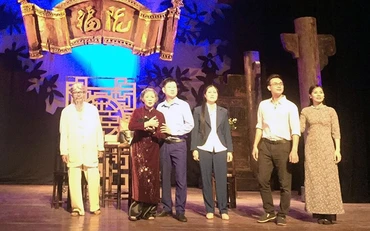 Cảnh trong vở Mùa hoa sữa của Nhà hát Kịch nói Quân đội.