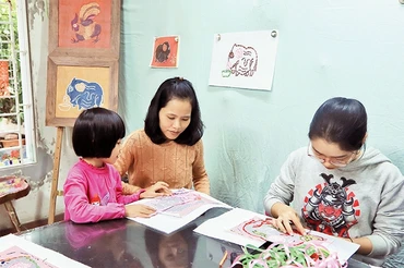 Hướng dẫn các bạn nhỏ thêu theo mẫu tranh Kim Hoàng.