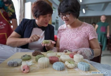 Những chiếc bánh Trung thu màu sắc. (Ảnh: Tân Hoa xã)