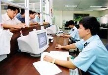 Làm thủ tục khai báo hải quan điện tử.