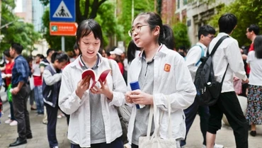 Thí sinh trước giờ làm bài thi tuyển sinh đại học. Ảnh: People.com.cn