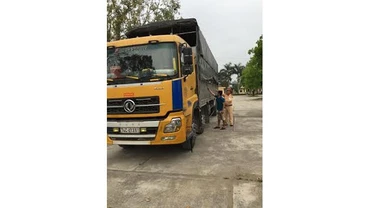Xe ô tô tải chở mỡ động vật không rõ nguồn gốc.