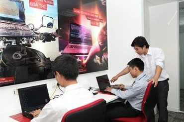 Kỹ sư làm việc tại Trung tâm hỗ trợ kỹ thuật của IBM Việt Nam.