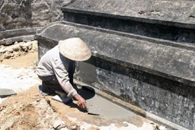 Nhân dân xã Phong Chương
đang hàn vá chỗ bị đào bới.
