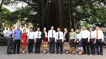 Các đại biểu chụp ảnh lưu niệm tại trụ sở Báo Nhân Dân.