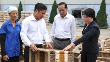 Với tác phong gắn bó, sâu sát cơ sở, Bí thư Đảng ủy xã Phú Túc huyện Phú Xuyên Phạm Hải Hoa (bên phải) được cán bộ và nhân dân tin tưởng.