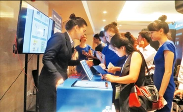 Người dân tìm hiểu thông tin tại Ngân hàng TMCP Đầu tư và Phát triển Việt Nam (BIDV).