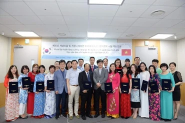 Các học viên nhận chứng chỉ hoàn thành khóa học.