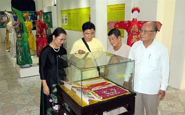 Khách tham quan phòng trưng bày chuyên đề "Tín ngưỡng thờ Mẫu ở Huế". Ảnh: THÙY AN