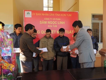 Tặng quà người dân vùng căn cứ cách mạng huyện Tu Mơ Rông, Kon Tum.