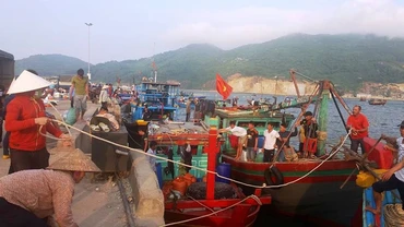 Tàu, thuyền đánh cá về bến tại cảng Cửa Sót.