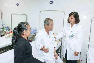 Các bác sĩ Viện Sức khỏe tâm thần (Bệnh viện Bạch Mai) trao đổi, động viên người bệnh sa sút trí tuệ.