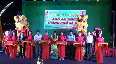 Đại biểu cắt băng khai trương Phố ẩm thực Sa Đéc.