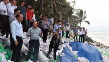 Phó Thủ tướng Nguyễn Xuân Phúc kiểm tra sạt lở tại bờ biển Cửa Đại.