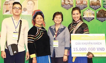 Lưu Thị Hòa (ngoài cùng bên phải), nhà sáng lập, Chủ nhiệm Hợp tác xã Nông lâm nghiệp và dịch vụ thương mại tổng hợp Po Mỷ.