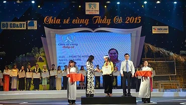 Đại diện Ban Tổ chức trao bằng khen, kỷ niệm chương cho các giáo viên tiêu biểu.