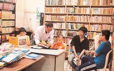 Trẻ em đọc sách tại thư viện.