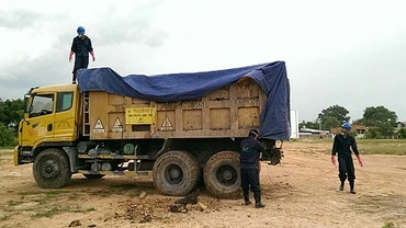 Vụ vận chuyển rác thải y tế nguy hại được phát hiện chiều 29-6 ở Tây Ninh (Ảnh: Quang Quý).
