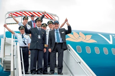 Đại diện Đội phi công B787 của Vietnam Airlines và phi công của Boeing (mặc vest và áo sơ-mi xanh).