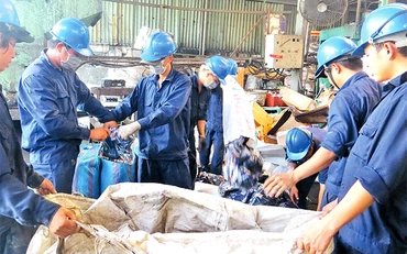 Cơ quan chức năng tiêu hủy quần áo giả mạo xuất xứ Việt Nam tại TP Hồ Chí Minh.