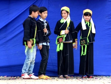 Học sinh Trường THCS Hải Yến, huyện Cao Lộc hát sli trong ngày hội.