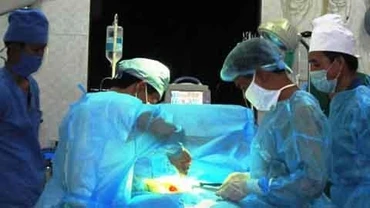 Các bác sĩ Bệnh xá xã Song Tử Tây cấp cứu thành công nạn nhân Tính.