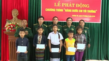 Trao tiền hỗ trợ học sinh vùng biên giới có hoàn cảnh khó khăn.
