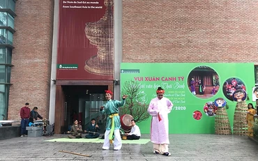 Biểu diễn chèo làng Khuốc.
