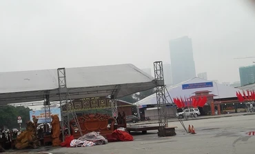 Hàng loạt ki ốt di động trông nhếch nhác phía trước “trung tâm thương mại”.