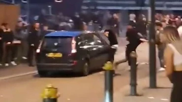 Chiếc "xe điên" lao vào đám đông người đi bộ tại xứ Wales (nước Anh). Ảnh cắt từ clip: Wales News
