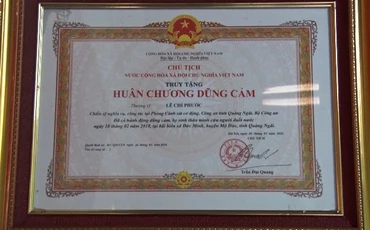 Gia đình Thượng sĩ Lê Chí Phước nhận Huy chương Dũng cảm do Chủ tịch nước trao tặng.
