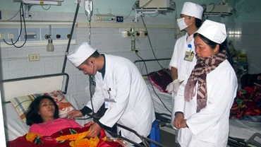 Các y, bác sĩ thăm, khám sức khỏe cho chị Thái.