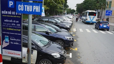 Thu phí đỗ xe vẫn còn nhiều điểm bất cập.
