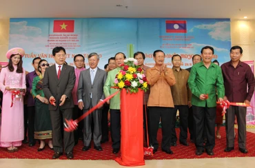 Thứ trưởng Bộ Văn hoá, Thể thao và Du lịch Việt Nam Vương Duy Biên và Thứ trưởng Bộ Thông tin, Văn hoá và Du lịch Lào Bua-ngân Xa-phu-vông cắt băng khai mạc Triển lãm.