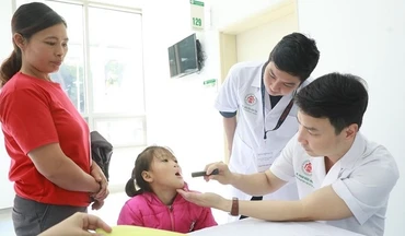 Các bác sĩ thăm khám cho một bệnh nhi.