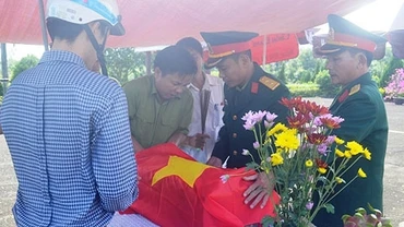 Đưa các anh về Nghĩa trang liệt sĩ huyện để làm lễ truy điệu và an táng.