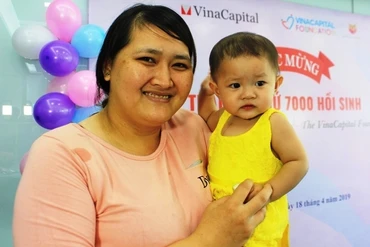 Niềm vui của chị Trịnh Thị Ngọc Ngân khi con gái được phẫu thuật tim miễn phí.