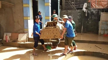 BĐBP cùng đoàn viên thanh niên vệ sinh đồ dùng bị bùn đất. 