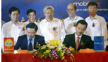Phó Chủ tịch UBND tỉnh Nam Định Bạch Ngọc Chiến và Phó Tổng Giám đốc MOBIFONE Nguyễn Mạnh Hùng ký kết các văn bản ghi nhớ tại Lễ phát động động chương trình “An sinh xã hộ