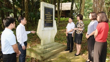 Các thành viên trong đoàn tại địa điểm thành lập Báo Nhân Dân (tháng 2-1951). Nguồn: nhandan.com.vn
