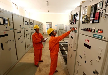 Công nhân Công ty Ðiện lực Quảng Trị vận hành cung cấp điện cho các phụ tải tại Trạm biến áp 110 kV Ðông Hà