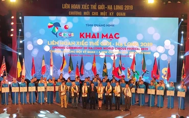 Lãnh đạo tỉnh Quảng Ninh tặng hoa cho các đoàn và Ban giám khảo Liên hoan.