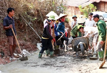 Làm đường giao thông nông thôn ở vùng cao huyện Yên Châu.