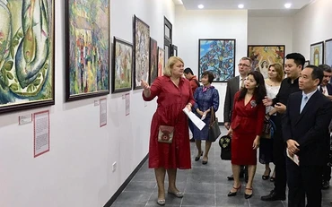 Khách tham quan Triển lãm mỹ thuật "Nghi lễ cưới của các dân tộc Nga".