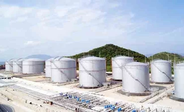 Một góc kho xăng dầu ngoại quan trong khu kinh tế Vân Phong.